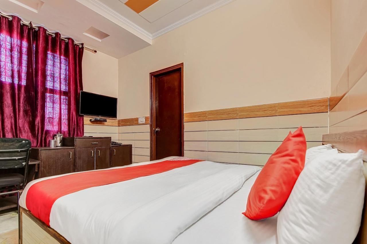 Oyo Park View Guest House Near Edm Mall Ню Делхи Екстериор снимка